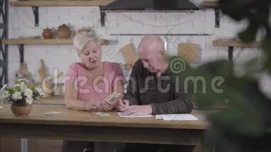 高加索夫妇数钱的画像。丈夫和妻子解决他们的收入和开支。女人抱着